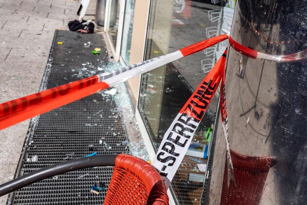Clean-up work after rioting in Stuttgart city centre Around 500 people flocked together in the night from Sunday, shop windows destroyed and looted The main areas of focus were Marienstrasse and the pedestrian zone Königsstrasse 20 06 2020, Stuttgart, Baden Württemberg, Germany