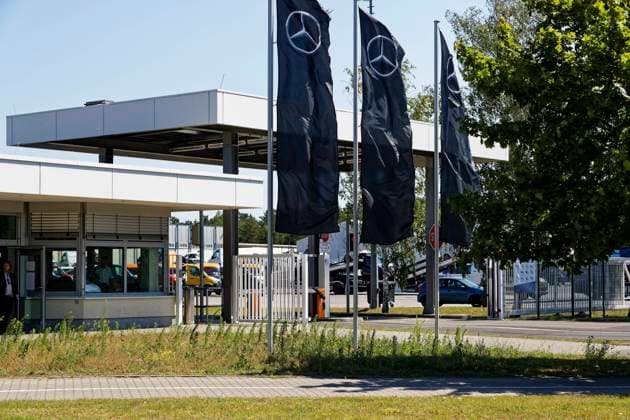 Mercedes Benz plant Ludwigsfelde 2020 06 22, Ludwigsfelde, Germany South gate of the Transporter plant of Meccedes Benz GmbH in Ludwigsfelde in the south of Berlin, where the Sprinter rolls off the assembly line