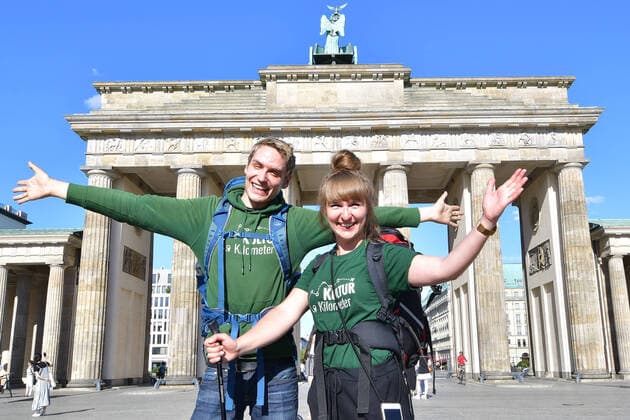 Laura Meik walk 750 km for CULTURE Laura Meik After a three-week journey for the Cortona, the cultural landscape has been damaged, finally at the destination Laura Meik with backpack Smartphone after a 750 km walk through the theatrical landscape in Germany reaches the Brandenburg Gate for the photo session in Berlin on 23 06 2020 Photopress Mueller