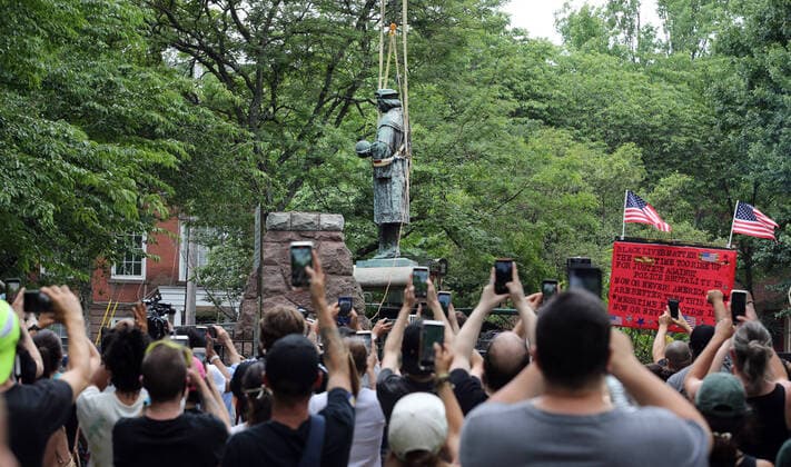 Bilder des Jahres 2020, News 06 Juni News Themen der Woche KW26 News Bilder des Tages USA, Christopher Columbus Statue in New Haven Connecticut wird entfernt June 24, 2020, New Haven, CT, USA: A statue of Christopher Columbus is lifted by a crane and removed from Wooster Square Park in New Haven, Connecticut. The statue holds deep ties to the Italian-American community there, but to others it is a symbol of the oppression of indigenous peoples. It was first erected in 1892, and later recast in bronze in 1955. Prior to the statueâ€⠢s removal, protesters for and against the statue s removal demonstrated, and some altercations broke out. The statue will remain in the custody of the City. Plans are for it to eventually move to the Knights of Columbus Museum, also in New Haven. New Haven USA - ZUMAg28_ 20200624_zaf_g28_021 Copyright: xStanxGodlewskix