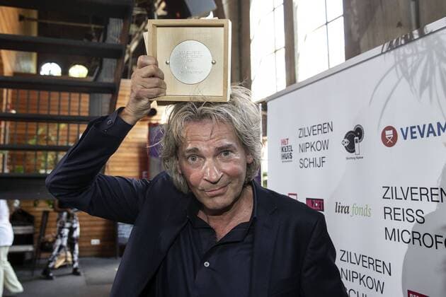 AMSTERDAM Matthijs van Nieuwkerk during the presentation of the Silver Nipkow disc and Travel microphone ANP KIPPA PIETER STAM DE JONGE  Copyright: xHollandsexHoogtex xxANPx x415489367x