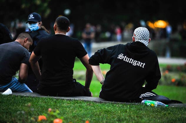 Teenagers in the castle garden One week after the riot night in Stuttgart Evening atmosphere at the Eckensee and on Königstrasse and the castle garden on Friday evening Many teenagers about 200, some have alcohol with them The police show presence and make a control of about 30 50 people of those sitting in a row Stuttgart Baden Wuerttemberg Germany Copyright: xMaxxKovalenkox