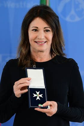 Award of the State Order of Merit Iris Berben 01 07 2020, North Rhine-Westphalia, Düsseldorf This year the State Constitution of North Rhine-Westphalia will be 70 years old On this occasion the Prime Minister Armin Laschet honours ten personalities for their services to the public welfare with the Order of Merit of the State xRx