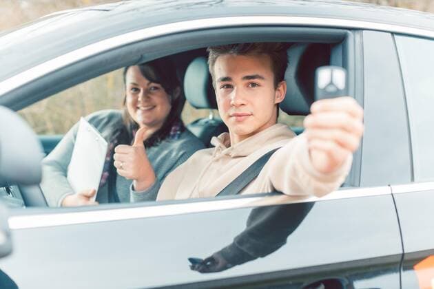 Happy student of driving school showing car keys Copyright: xKzenonx Panthermedia27592142 ,model released, Symbolfoto