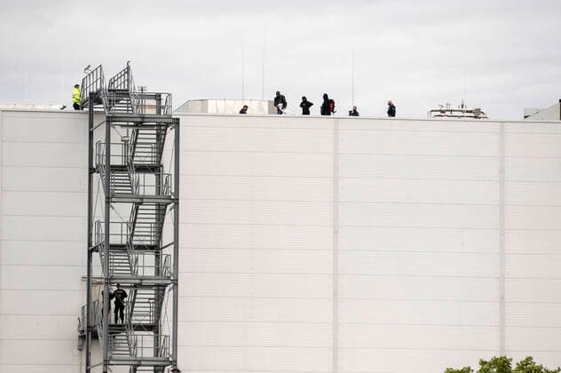 Animal welfare activists occupy roof of Tönnies plant COVID 19 Corona Pandemic Coronavirus COVID 19 Pandemic Epidemic Corona outbreak in Tönnies butchery Fleischwerk Tönnies Lebensmittel GmbH Co KG slaughterhouse meat processing meat pro Copyright: xAchimxDuwentästerx