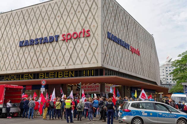 Karstadt Sports do not close 2020 07 10, Berlin, Germany Karstadt Sports employees in Berlins City West are defending themselves against the threatened closure of their branch with a demonstration and rally and with the support of the Verdi services union