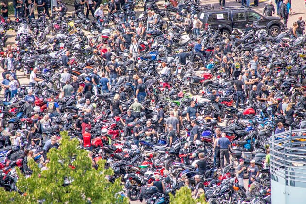 16500 people came to Leipzig to demonstrate against a planned ban on motorcycles on Sundays and public holidays. They took a motorbike parade from the Paunsdorf Center over the inner city ring road to the Augustusplatz It is the biggest demonstration of this kind in Germany