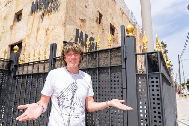 Mickie Krause photoshooting in Playa de Palma during the Corona pandemic all performances Mickie Krause in the megapark were cancelled Corona conditionally for the season 2020 Mickie Krause in front of the entrance to the closed megapark with logo Mickie Krause photoshooting in P