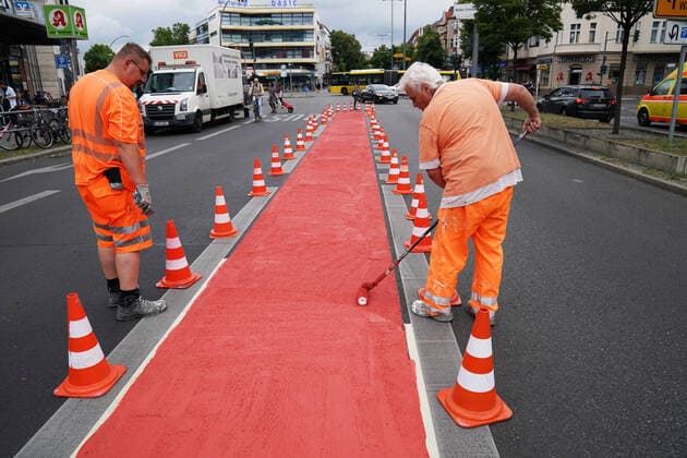 Berlin GER, Berlin, 20200717, road marking at Walter Schreiber Platz for cyclists, in Schloßstrasse, Steglitz