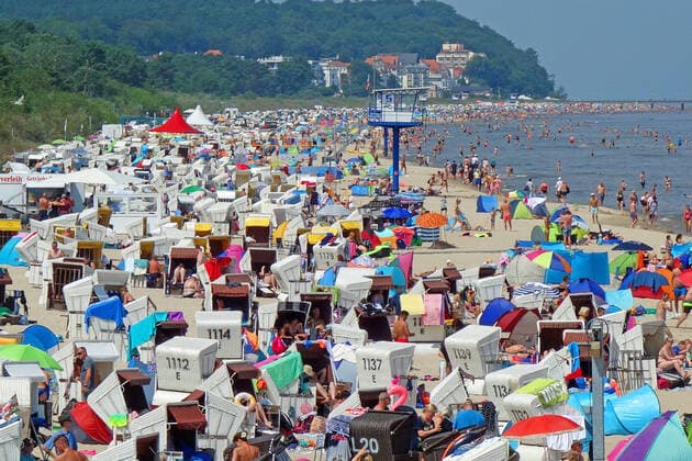 Summer holidays in Germany Full beach in Heringsdorf on the island of Usedom, despite a ban on day visitors Relaxation in Mecklenburg-Western Pomerania, nothing more to notice of Corona Holidaymakers and locals here in Heringsdorf on the island of Usedom 19 07 2020 in Heringsdorf Coronavirus
