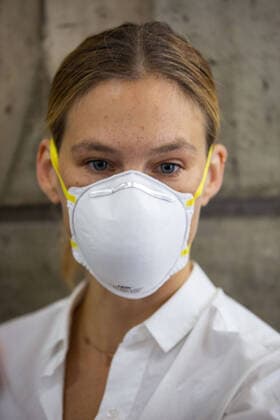 Bilder des Jahres 2020, Entertainment 07 Juli Entertainment Themen der Woche KW30 Entertainment Bilder des Tages Israeli top model Bar Refaeli, center, wearing a face mask arrives to a court, in Tel Aviv, Israel, Monday, July 20, 2020. Refaeli signed a plea bargain agreement with authorities to settle a long-standing tax evasion case against her and her family. The deal will require Refaeli to serve nine months of community service while her mother, Zipi, will be sent to prison for 16 months. Pool JERX2020071903 OdedxBalilty