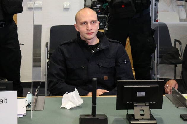 Defendant Stephan Balliet sits grinning in the dock Second day of trial at Magdeburg Regional Court against the hall assassin Stephan Balliet A total of five judges decide on the verdict in the end, a sixth is standing by as a reserve The presiding jud