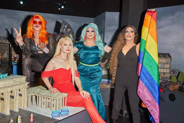 Drag queens Gloria Viagra, Candy Crash, Barbie Breakout and Judy Ladivina Rainbow Colors move in at Little BIG City Berlin and the real drag queens put their mini figures in rainbow colors at Little BIG City Berlin