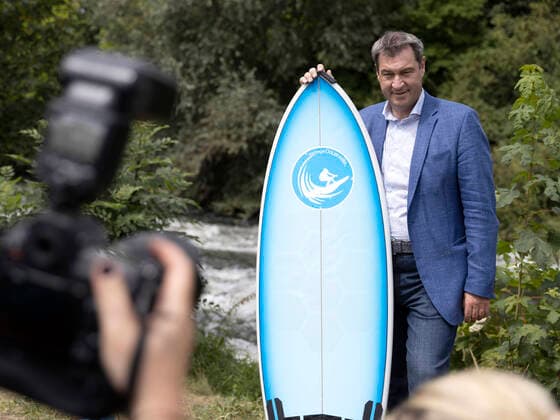 Ground-breaking ceremony for Nurembergs new surf wave on 24 07 2020 in Nuremberg , Germany, HMB Media Schumacher Picture Markus Söder Prime Minister with surfboard Copyright: HMBxMedia Schumacher