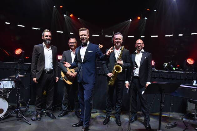 The musician and entertainer Tom Gaebel celebrates his 15th anniversary in 2020 and will play a Best of concert with his band in the context of Arena Now on 17 08 in his adopted home town Cologne