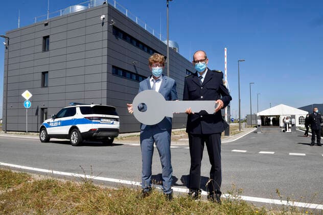 Engelbert Lütke Daldrup, CEO of Flughafen Berlin Brandenburg GmbH, and Karl Heinz Weidner, President of the Federal Police Headquarters Berlin, at a photo session to mark the completion of the Federal Police building at Berlin Brandenburg Airport Schönefeld, 31 07 2020 Foto:xF.xKernx xFuturexImage