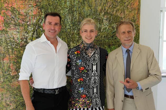 Alexander Höller with his father Jürgen Höller and soccer coach Christoph Daum at his exhibition opening Höller Sturm on 31 07 2020 in the gallery Martina Kaiser in Cologne Exhibition opening of art shooting star Alexander Höller in Cologne
