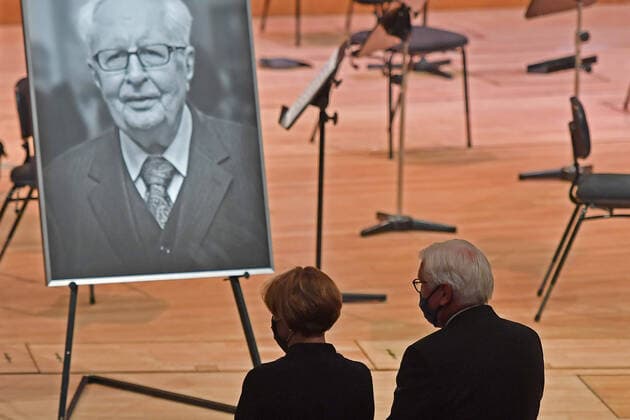 German President Frank Walter STEINMEIER and his wife Elke BUEDENBENDER are standing in front of a portrait photo of the deceased at a funeral service for the deceased Munich Alt OB and honorary citizen Dr Hans Jochen Vogel SPD on 03 08 2020 in the Philharmonic Hall at the Gasteig in Munich,