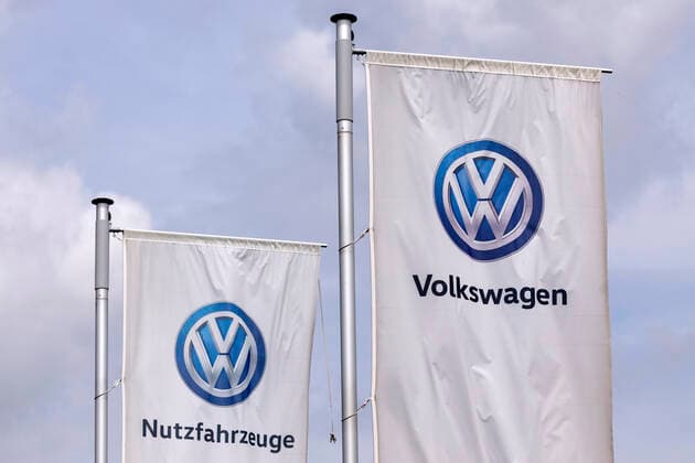 The Volkswagen Group logo is displayed in front of a car dealership, taken from public space Rheda Wiedenbrück, 02 08 2020 Foto:xC.xHardtx xFuturexImage