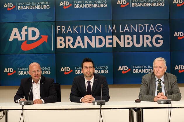Andreas Kalbitz, former AfD State and faction leader, Dennis Hohloch AfD and Alexander Gauland AfD, from left, during a press conference on the results of a special session of the Landtag faction, after which Kalbitz will temporarily suspend his office as faction le