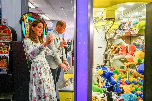 Bilder des Jahres 2020, Entertainment 08 August Entertainment Themen der Woche KW32 Entertainment Bilder des Tages . 05 08 2020. Barry Island, United Kingdom. Prince William and Kate Middleton, the Duke and Duchess of Cambridge, during a visit to Barry Island, South Wales, United Kingdom. During the visit they enjoyed an amusement arcade and spoke to local business owners about the impact of COVID-19 on the tourism sector.  xPoolx xi-Imagesx IIM-21511-0021