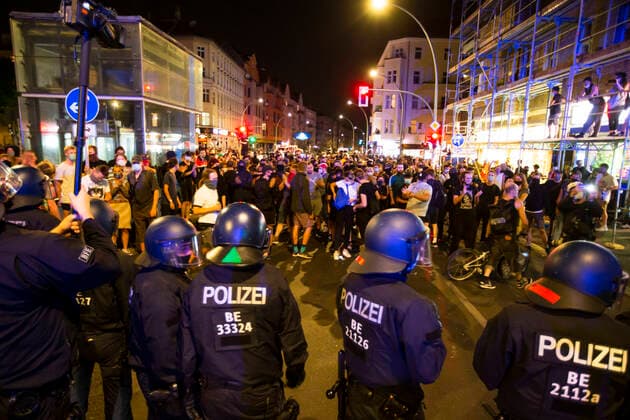 Fights between demonstrators and police the night before the evacuation of the Kiezkneipe Syndicate in Berlin Neukoelln on August 7, 2020 The evacuation is scheduled for 9 am. Evacuation of the Kiezkneipe Syndicate in Neukoelln