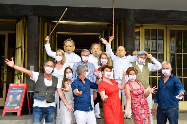Hugo Egon Balder, Katja Weitzenböck, Flöz family, Josepha Grünberg, Rene Heinersdorff, Jochen Busse, Maike Bollow, Gayle Tufts, Marion Kracht, Ilja Richter and Martin Woelffer at the Photocall on the occasion of the season opening after the Corona break in the Komödie am Kurfürstendamm in the Schiller Theater Berlin, 09 08 2020 Foto:xF.xKernx xFuturexImage