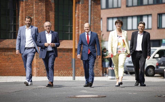 Lars Klingbeil, Secretary General of the SPD, Norbert Walter Borjans, Olaf Scholz, the SPDs candidate for chancellor for the 2021 federal elections, Saskia Esken, SPD party leader, and Rolf Muetzenich, SPD parliamentary party leader, on their way to a press conference on the occasion of the presentation of the SPDs candidate for chancello Copyright: xThomasxImo photothek.dex