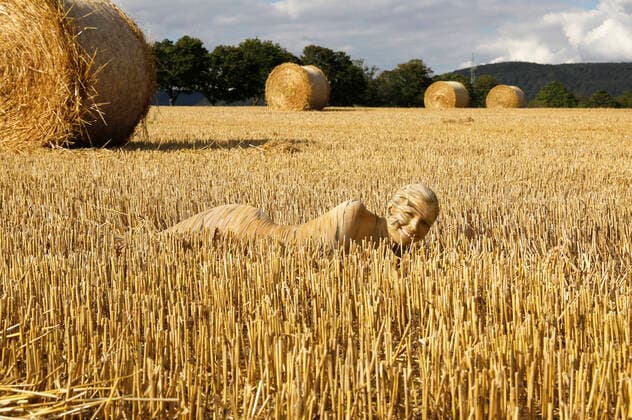 Nature Art stubble field bodypainting and photoshooting with model fairy on a mown cornfield Höfingen, 10 08 2020 Bodypainting artist Jörg Düsterwald Foto:xT.xSkupinx xFuturexImage