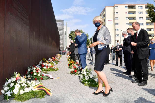 Michael Müller and Monika Grütters at the commemoration and wreath-laying ceremony for the anniversary of the construction of the Berlin Wall in the chapel and memorial of the Berlin Wall Memorial Berlin, 13 08 2020 Foto:xF.xKernx xFuturexImage