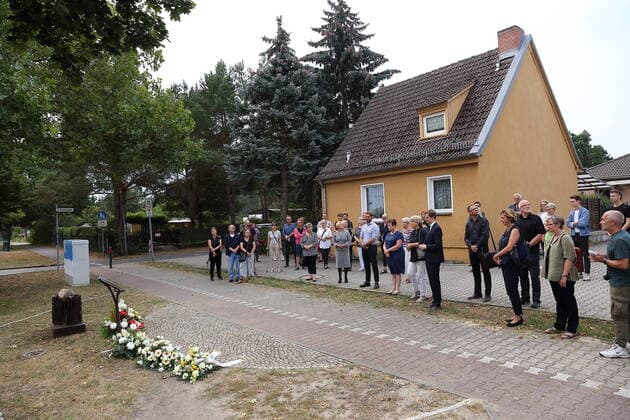 People at a silent commemoration of Noel Martin at the memorial in Blankenfelde Mahlow, 14 August 2020 The British construction worker was attacked here by neo-Nazis in 1996 and has been paraplegic ever since Until his death in July, he was active against racism Silent commemoration of Noel Martin