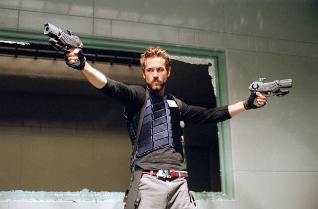 BLADE:TRINITY RYAN REYNOLDS Date: 2004. Strictly editorial use only in conjunction with the promotion of the film. Credit line mandatory. This image is copyright of the film company and is supplied under the terms of issue as film still. No commercial or book cover use permitted without prior consent from the film company.  Mandatory credit line: Image courtesy NEW LINE CINEMA Ronald Grant Archive Mary Evans