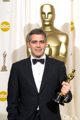 George Clooney with the Oscar for Best Supporting Actress in Syriana in the Press Room of the 2006 Oscar Awards 78th Annual Academy Awards at Kodak Theatre Los Angeles, 05 03 2006 Foto:xD.xBedrosianx xFuturexImage