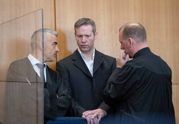 19 08 2020, xblx, deloka, emonline, delahe, Trial Death of Dr Walter Luebcke, defendant Stephan Ernst with his defence lawyers Mustafa Kaplan and Jörg Hardies at the Higher Regional Court in Frankfurt today the trial against two men accu