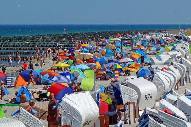 Summer holidays in Germany Full beach in Zingst on the Darß Relaxation in Mecklenburg Vorpommern, nothing more to notice of Corona Holidaymakers and locals here in Zingst on the Darß 19 08 2020 in Baltic Sea spa Zingst Coronavirus