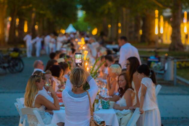 Picnic in white Following the Parisian example, the dress code for this picnic is also consistently white For the fifth time, Diner en Blanc is now taking place in Dresden, this time on the main street under the old big plane trees Dresden Sachsen GERMANY