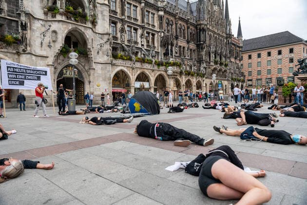 Greenpeace funeral march on Earth Overshoot Day in Munich Demonstration by Greenpeace in Munich Odeonsplatz On 22 08 2020, this years Earth Overshoot Day is the date on which the demands made on the earth and ecosystems by human beings exceed the capacity for recreation Activists from G , Copyright: xThomasxVonier
