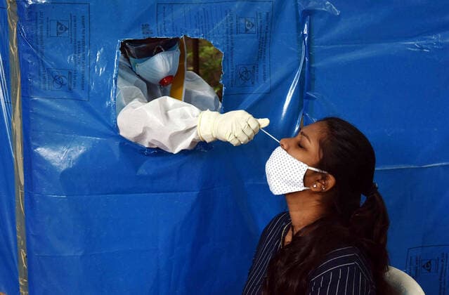 Bilder des Jahres 2020, News 08 August News Themen der Woche KW34 (200823) -- HYDERABAD, Aug. 23, 2020 -- A health worker collects nasal swab samples for COVID-19 test in Hyderabad, India s southern state Telangana, on Aug. 22, 2020. India s COVID-19 tally surpassed 3 million on Sunday, reaching 3,044,940, according to the latest data released by the federal health ministry. (Str Xinhua) INDIA-TELANGANA-COVID-19-TEST Stringer