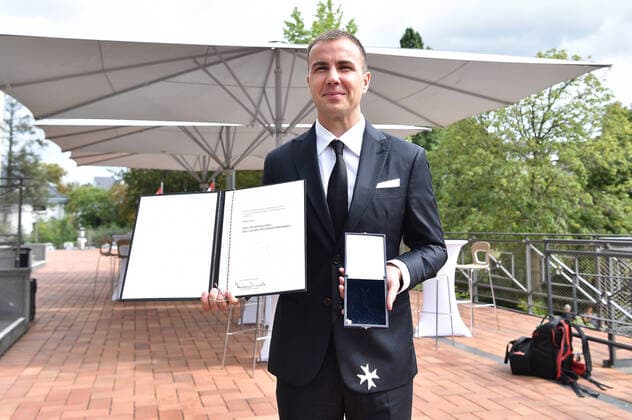Award of the Order of Merit of the State of North Rhine-Westphalia on 23 08 2020 in the Flora Köln in Cologne Mario Götze shows the Order of Merit and it falls to the ground xHDx