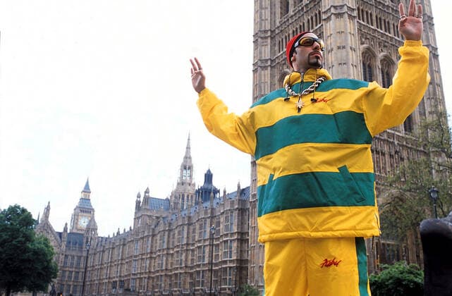 Quality: 2nd Generation. Film Title: Ali G Inda House. Pictured: ALI G outside the Houses of Parliament, London. Photo Credit: Giles Keyte. Copyright: & xa9; Universal Pictures International 2001. For further information: please contact your local UIP Press Office. ALI G INDA HOUSE Pictured: ALI G (SACHA BARON COHEN) outside the Houses of Parliament, London. Quality: 2nd Generation. Film Title: Ali G Inda House. Pictured: ALI G (SACHA Date: 2001. Strictly editorial use only in conjunction with the promotion of the film. Credit line mandatory. This image is copyright of the film company and is supplied under the terms of issue as film still. No commercial or book cover use permitted without prior consent from the film company.  Mandatory credit line: Image courtesy UNIVERSAL PICTURES Ronald Grant Archive Mary Evans