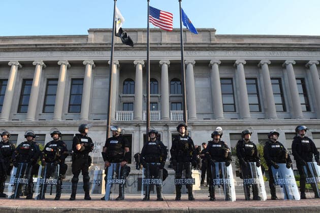 Bilder des Jahres 2020, News 08 August News Themen der Woche KW35 News Bilder des Tages August 24, 2020, Kenosha, Wisconsin, USA: The Kenosha County Court House in downtown Kenosha, Wisconsin is guarded by a phalanx of city police, sheriffâ€⠢s deputies, and Wisconsin State Patrol officers early Monday August 24, 2020 after the shooting of Jacob Blake, an African-American man, by a white police officer the day before. Video shows the officer grabbing Blake by his t-shirt from behind as he tried to get in his car, and then shooting him seven times in the back at pointblank range. The shooting, which was condemned by Wisconsin Gov. Tony Evers, was followed by fires and looting downtown. Blake is reported Monday out of surgery and in intensive care. Kenosha USA - ZUMAh154 20200824_znp_h154_014 Copyright: xMarkxHertzbergx