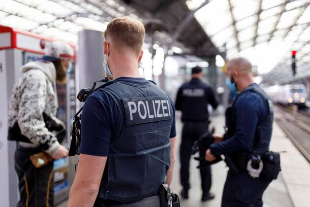 Public order offices, federal police, the railways and transport companies control the compliance with the mask obligation in bus and train traffic with a nationwide large-scale action the focus control at Cologne central station, 24 08 2020 Foto:xC.xHardtx xFuturexImage