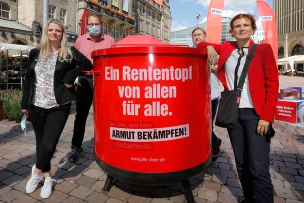 Election campaign 25 08 2020, Chemnitz, Neumarkt, election campaign Starting signal of the LEFT pension campaign against old-age poverty in Saxony Katja Kipping, party chairwoman of DIE LINKE, and Susanne Schaper, regional chairwoman of DIE LINKE and OB candidate in Chemnitz, want to get into conversation with