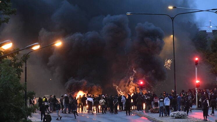 Smoke billows from burning tyres and pallets and fireworks as a few hundred protesters riot in the Rosengard neighbourhood of Malmo, Sweden, on Aug 28, 2020 The protest was sparked by the burning of a coran by members of Danish far right party Stram Kurs earlier in the day The party s leader Rasmus Paludan was denied entry to Sweden for a manifestati  Copyright: xTTx SWEDEN MALMO RIOTS