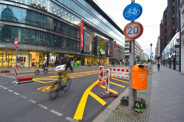 From Friday, 21 08 2020 to 31 01 2021, a part of Friedrichstrasse will remain free only for pedestrians Cyclists and delivery traffic The 4m wide cycle path in the middle is paved before the trial starts tomorrow on 29 08 2020 Galeries Lafayette, then Quartier 205, with almost all the shop windows taped up, witnesses of vacancies