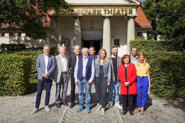 31 08 2020,Berlin,Germany,GER,Schlosspark Theater Annual press conference Presentation of the season 2020 2021 from l n r Frank Lüdecke,Peter Bause,Michael Mendl,Dieter Hallervorden,Philip Tiedemann,Caroline Beil,Bürger Lars Dietrich,Brigitte Grothum,Susan Sideropoulos and Jan Sosniok
