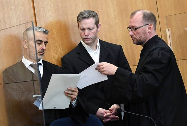 03 09 2020, xjhx, News Lokales, Trial Death of Dr Walter Luebcke deloka, emonline, delahe emspor, v l Defendant Stephan Ernst with his defense lawyers Mustafa Kaplan and Jörg Hardies at the Higher Regional Court in Fr