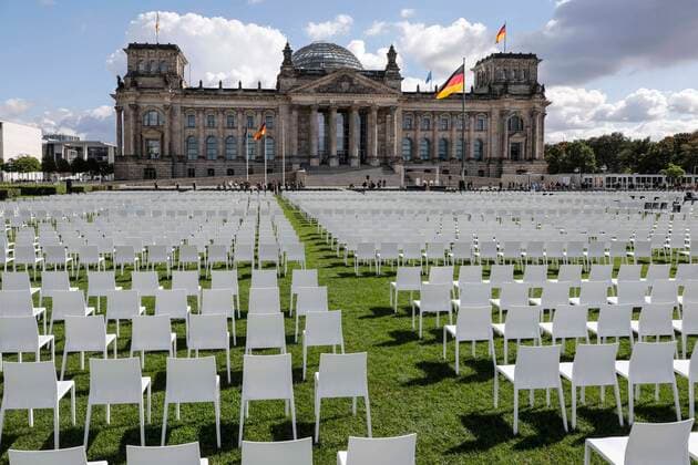 13,000 chairs in front of the Reichstag Berlin, DEU, 07 09 2020 13,000 chairs will be placed in front of the Reichstag The chairs symbolize the people currently living in the refugee camp Moria The nationwide anti-racist action day We ll Come United is supported by Seebruecke, Sea Watch, LeaveNoOneBehind and Campact Berlin Berlin Deutschland
