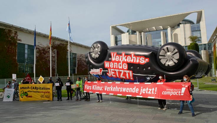08 09 2020 , Berlin Mitte On the occasion of the car summit taking place today in the Federal Chancellery, environmental activists from greenpeace and campact, among others, are protesting in front of the Chancellery under the slogan Verkehrswende jetzt