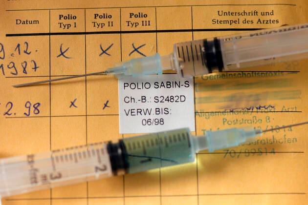 08 09 2020, vaccination, symbolic picture, one vaccination card is on the table with two syringes 08 09 2020, vaccination symbolic picture vaccination card 08 09 2020, vaccination symbolic picture vaccination card